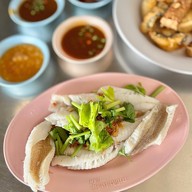 เมนูของร้าน ก๋วยเตี๋ยวลูกชิ้นปลานายหอย