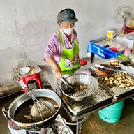 เมนูของร้าน ก๋วยเตี๋ยวลูกชิ้นปลานายหอย