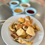 เมนูของร้าน ก๋วยเตี๋ยวลูกชิ้นปลานายหอย