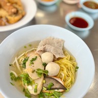 เมนูของร้าน ก๋วยเตี๋ยวลูกชิ้นปลานายหอย