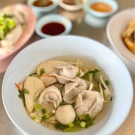 เมนูของร้าน ก๋วยเตี๋ยวลูกชิ้นปลานายหอย