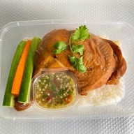 ไก่ต้มน้ำปลา น้ำจิ้มแซ่บเว่อร์ บางนา