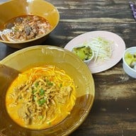 น้ำเงี้ยวป้าสุข ก๋วยเตี๋ยว 12 ปันนา สีลม