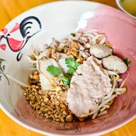 เมนูของร้าน ก๋วยเตี๋ยวชลบุรี ณ โคราช หน้าวัดสระแก้ว