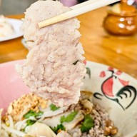 เมนูของร้าน ก๋วยเตี๋ยวชลบุรี ณ โคราช หน้าวัดสระแก้ว
