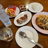 เมนูของร้าน เจ๊แดงสามย่าน ส้มตำ คอหมูย่าง เจ๊แดงจุ่มนัวร์ ธนิยะ