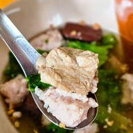 เมนูของร้าน ก๋วยเตี๋ยวชลบุรี ณ โคราช หน้าวัดสระแก้ว