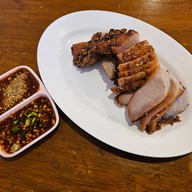 เมนูของร้าน เจ๊แดงสามย่าน ส้มตำ คอหมูย่าง เจ๊แดงจุ่มนัวร์ ธนิยะ