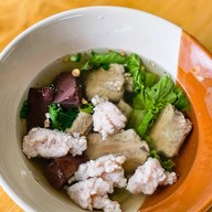 เมนูของร้าน ก๋วยเตี๋ยวชลบุรี ณ โคราช หน้าวัดสระแก้ว