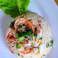 เมนูของร้าน ก๋วยเตี๋ยวชลบุรี ณ โคราช หน้าวัดสระแก้ว