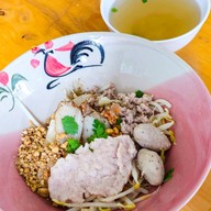 เมนูของร้าน ก๋วยเตี๋ยวชลบุรี ณ โคราช หน้าวัดสระแก้ว