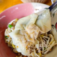 เมนูของร้าน ก๋วยเตี๋ยวชลบุรี ณ โคราช หน้าวัดสระแก้ว