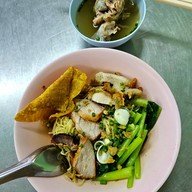 เมนูของร้าน 60 ปีบะหมี่เกี๊ยวทำเอง  (เลย บางแค ซ.9 เล็กน้อย)เจ้าเก่าสี่แยกหนองใหญ่