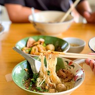 ก๋วยเตี๋ยวเรือณารา&ขนมจีน ข้าวซอย