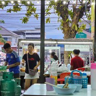 บรรยากาศ 60 ปีบะหมี่เกี๊ยวทำเอง  (เลย บางแค ซ.9 เล็กน้อย)เจ้าเก่าสี่แยกหนองใหญ่