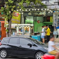 หน้าร้าน 60 ปีบะหมี่เกี๊ยวทำเอง  (เลย บางแค ซ.9 เล็กน้อย)เจ้าเก่าสี่แยกหนองใหญ่