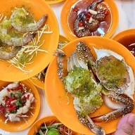 ซุปเปอร์ยำ ยำทุกอย่าง 20 บาท ตลาดนัดเลียบด่วนรามอินทรา