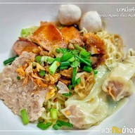 ลูกชิ้นหมูเจ๊เกียวเจ้าเก่า