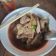 เมนูของร้าน "ฉั่ว" ก๋วยเตี๋ยวเนื้อ-หมูตุ๋น (ราชวัตร)