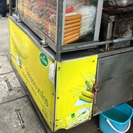 ลูกชิ้นทอด บีทีเอสสนามเป้า