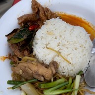 กินกัน ข้าวหมูย่าง( เส้นแซ่บ) ถนนนางลิ้นจี่