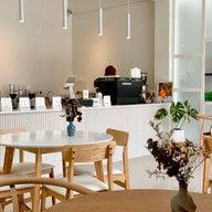 บรรยากาศ Moments Coffee Roaster พรานนก-กาญจนาภิเษก