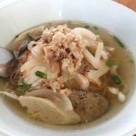 เมนูของร้าน ก๋วยเตี๋ยวหมูต้มยำ เจ๊ติ๋ม