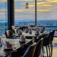 บรรยากาศ Elementi Rooftop Restaurant & Bar โรงแรม ฮอลิเดย์ อินน์ แอนด์ สวีท ระยอง