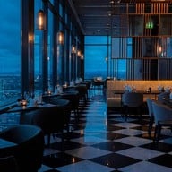 บรรยากาศ Elementi Rooftop Restaurant & Bar โรงแรม ฮอลิเดย์ อินน์ แอนด์ สวีท ระยอง