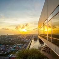 บรรยากาศ Elementi Rooftop Restaurant & Bar โรงแรม ฮอลิเดย์ อินน์ แอนด์ สวีท ระยอง