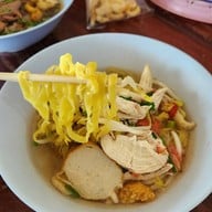 เมนูของร้าน ก๋วยเตี๋ยวเรือสมยศ