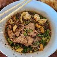 เมนูของร้าน ก๋วยเตี๋ยวเรือสมยศ