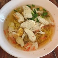 เมนูของร้าน ก๋วยเตี๋ยวเรือสมยศ