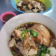 เมนูของร้าน เจ๊จุ๋ม ก๋วยเตี๋ยวหมูนํ้าแดง