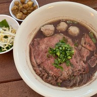ชามสุข ก๋วยเตี๋ยวเรือหมู และเนื้อวากิว  โคราช