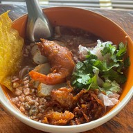 ก๋วยเตี๋ยวหมูกุ้งกรอบ