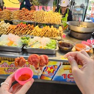 บรรยากาศ ป้าณี ลูกชิ้นยืนกิน