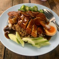 ร้านข้าวหมูแดง เฮียฮั๊ว