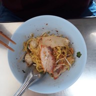 เมนูของร้าน ก๋วยเตี๋ยวลูกชิ้นปลานายหอย