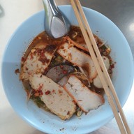 เมนูของร้าน ก๋วยเตี๋ยวลูกชิ้นปลานายหอย