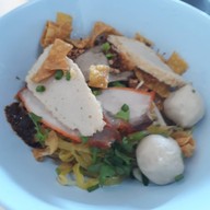 เมนูของร้าน ก๋วยเตี๋ยวลูกชิ้นปลานายหอย