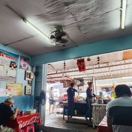 หน้าร้าน เจ๊จุ๋ม ก๋วยเตี๋ยวหมูนํ้าแดง