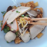 เมนูของร้าน ก๋วยเตี๋ยวลูกชิ้นปลานายหอย
