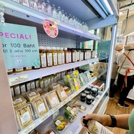 White Story Charn At The Avenue