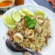 เมนูของร้าน ก๋วยเตี๋ยวคั่วไก่ราชวัตร