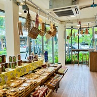 White Story Charn At The Avenue