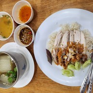 เมนูของร้าน ข้าวมันไก่ เจ๊อ้วน เสนานิคม