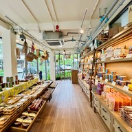 White Story Charn At The Avenue