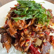 วันกินกะเพรา-หมูกรอบ หมูตุ๋น เนื้อตุ๋น... วันกินกะเพรา-ซ.ร่มเกล้า24