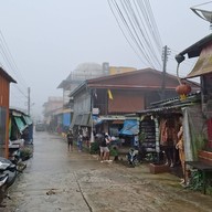 ตลาดบ้านอีต่อง